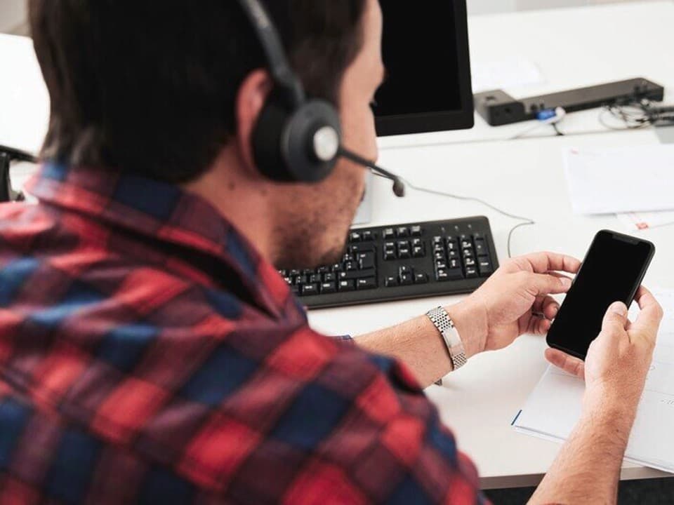 L'installatore siede davanti alla scrivania